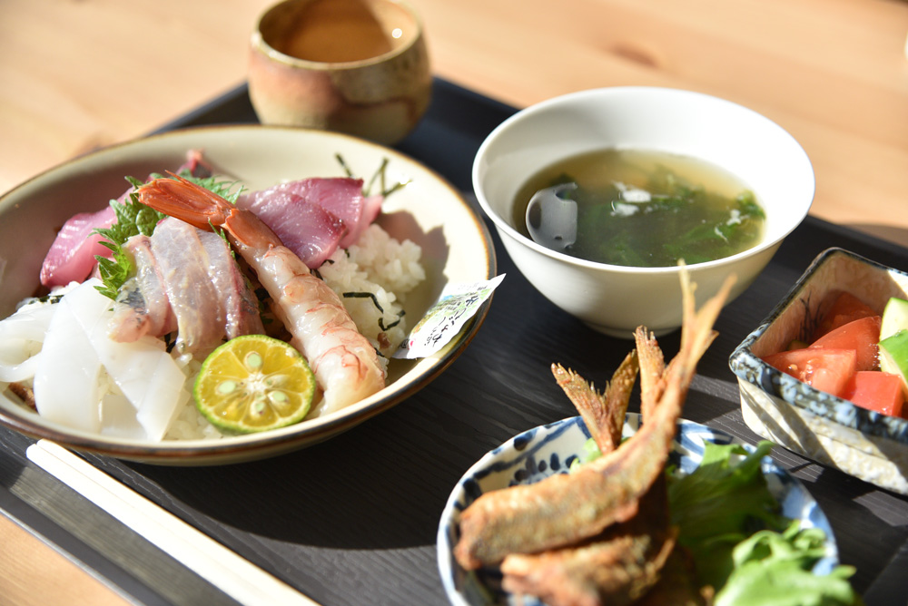 本日土曜日!今プラスで和歌山の魚の海鮮丼が振る舞われます!