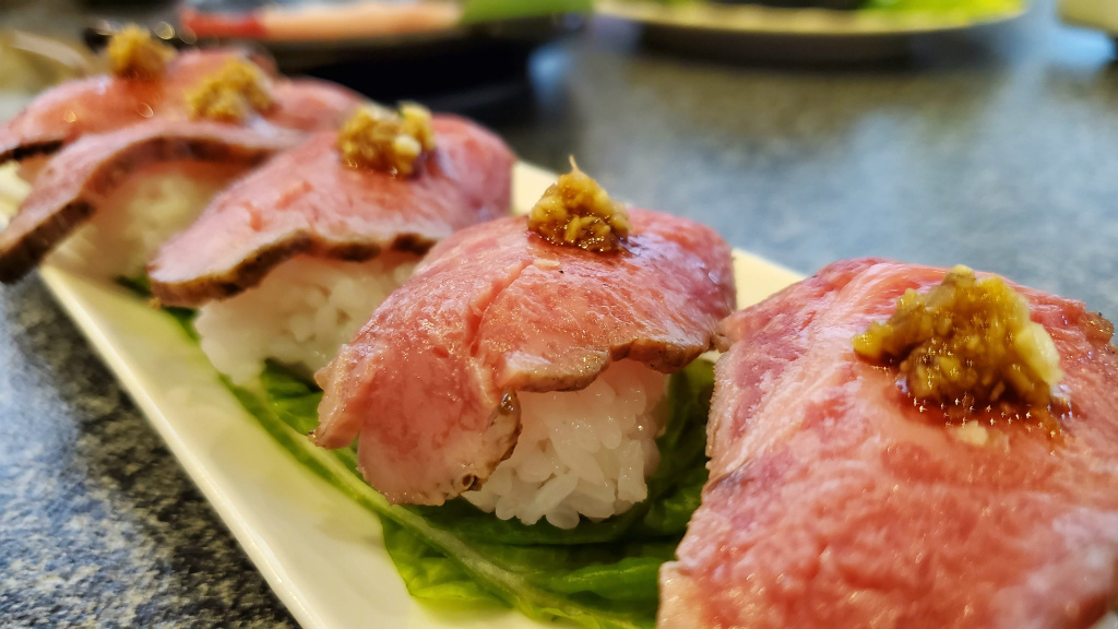 なんじゃこれはのお肉のお寿司!!!湖南市の「焼肉大和」で、とろける意味を本当に知りました。